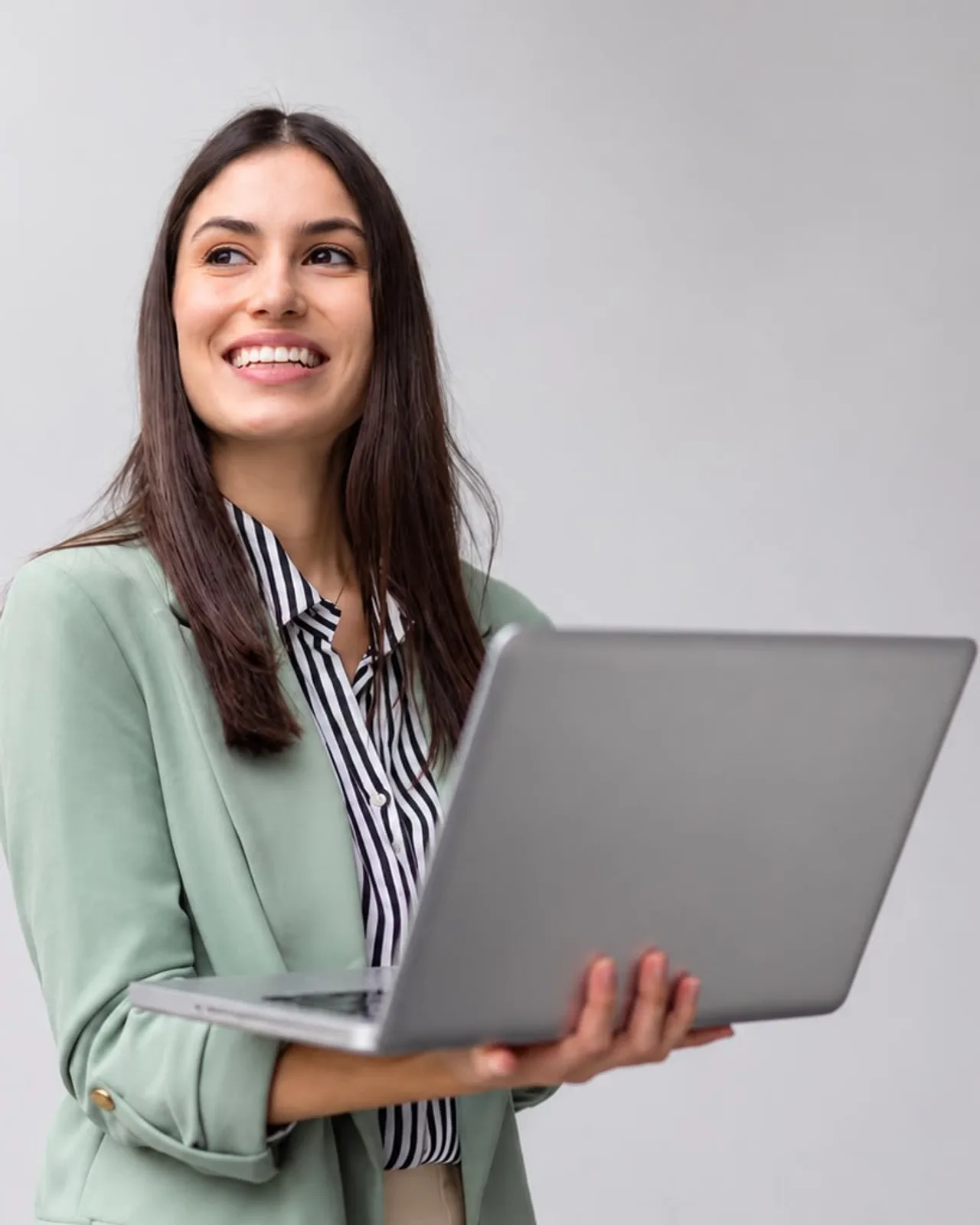 Imagen ilustrativa: profesional sonriente con una laptop abierta